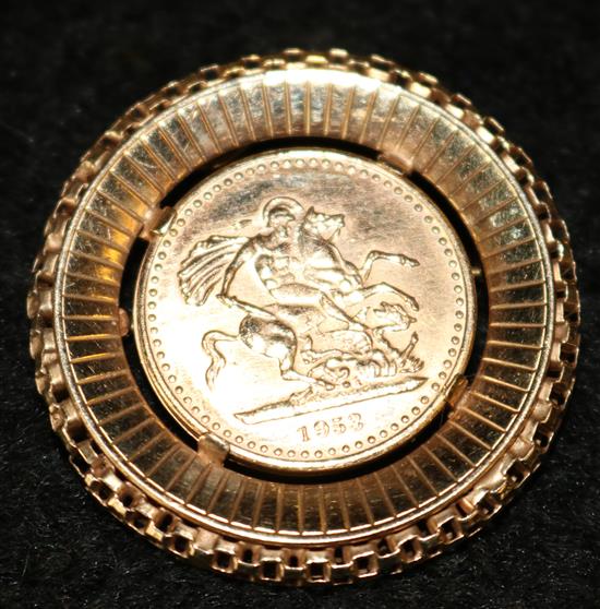 Gold medallic brooch with a reproduction of a sovereign enclosed